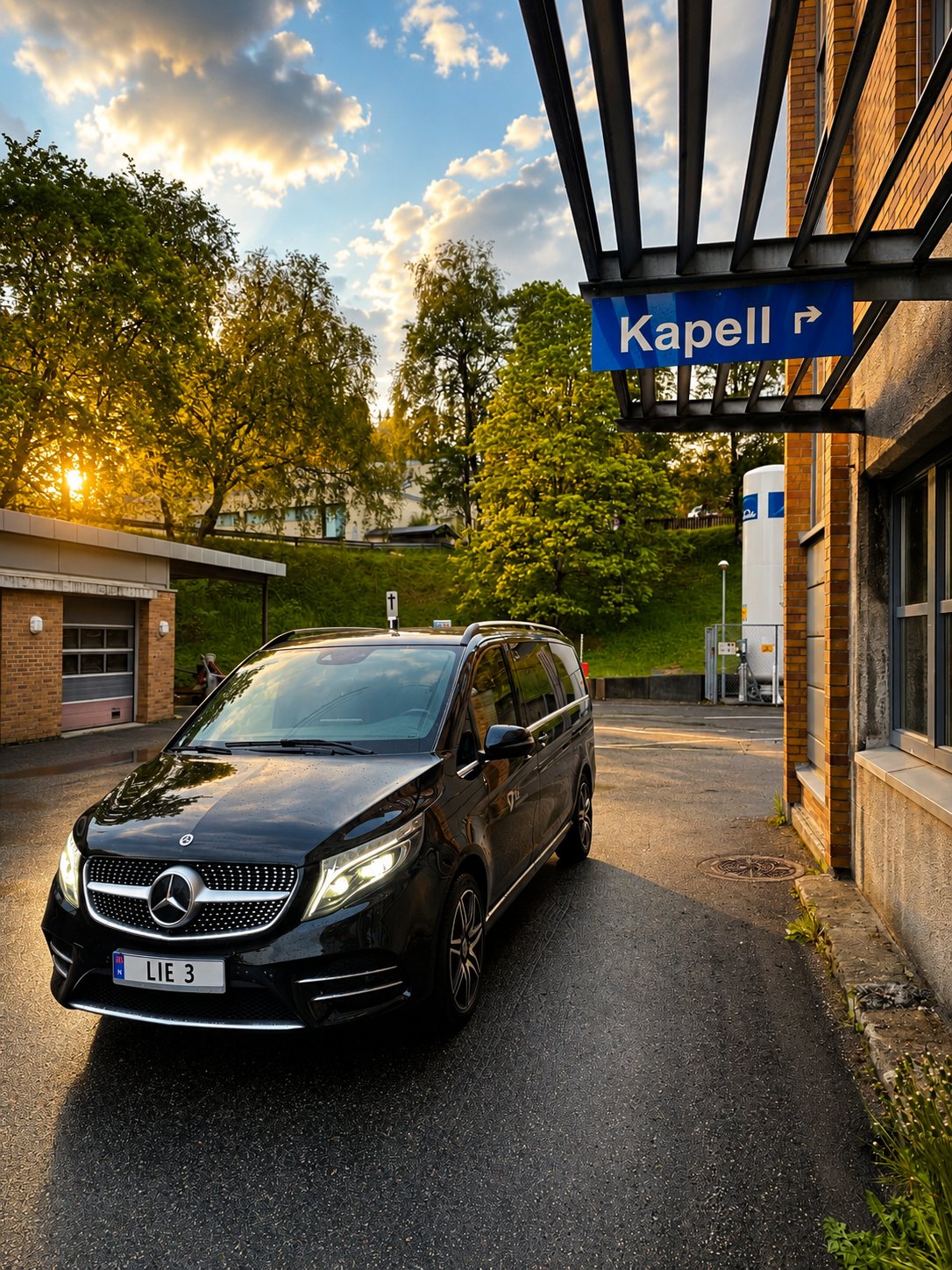 Lie begravelsesbyrås sorte Mercedes utenfor kapellet, med Kapell-skiltet over oppkjørselen